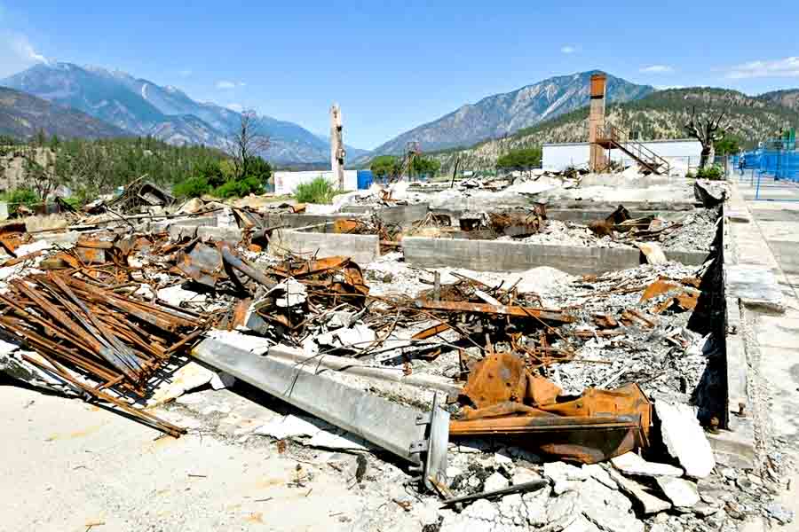 Разрушенная Украина и сгоревшая деревня в Канаде — аналогия