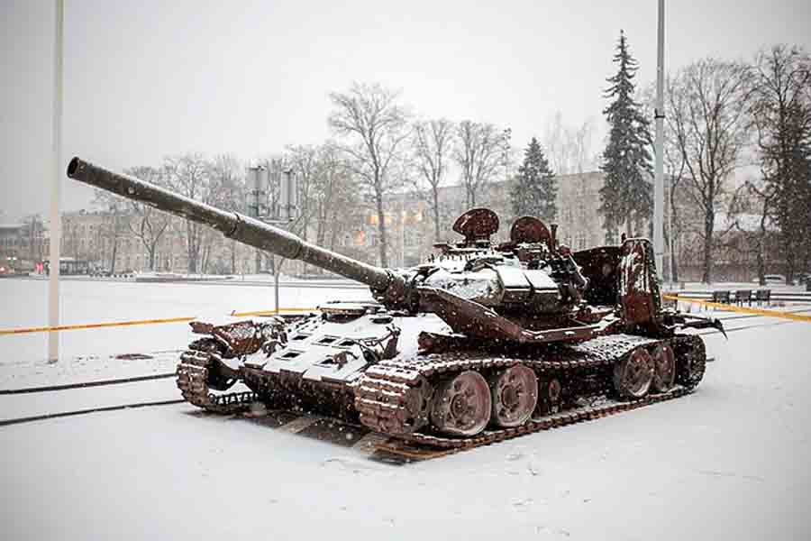 Подбитый танк Т-72Б помогает выявлять «ватников» в Литве