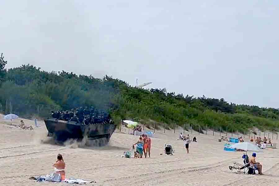 На польский пляж выехали военные плавающие машины